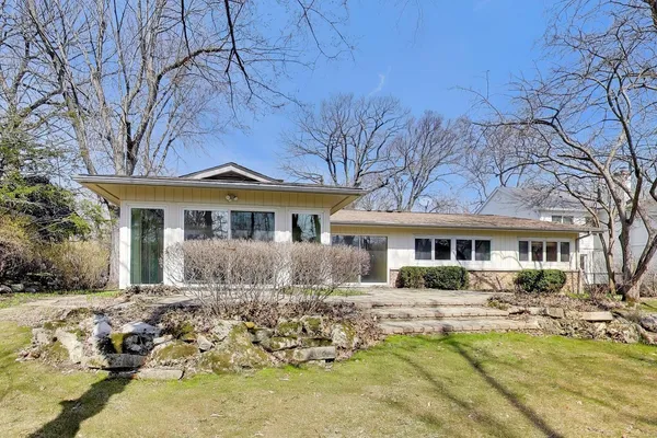 $1,025,000 | 900 Stonegate Drive, Highland Park, IL 60035
