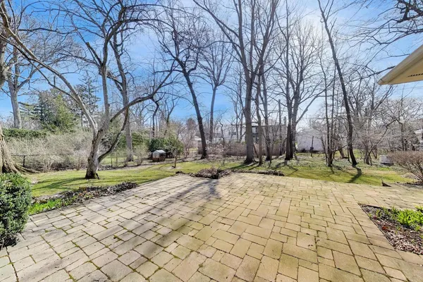 $1,025,000 | 900 Stonegate Drive, Highland Park, IL 60035