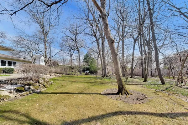 $1,025,000 | 900 Stonegate Drive, Highland Park, IL 60035