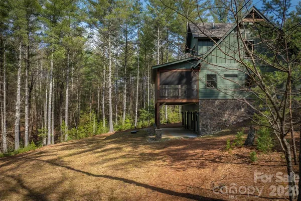 a view of a house with a backyard