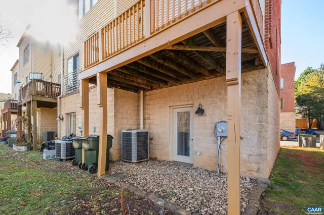 a view of a back yard of the building