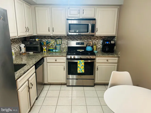 $1,900 | 60104-00 Delaire Landing Road, Unit 104, Philadelphia, PA 19114