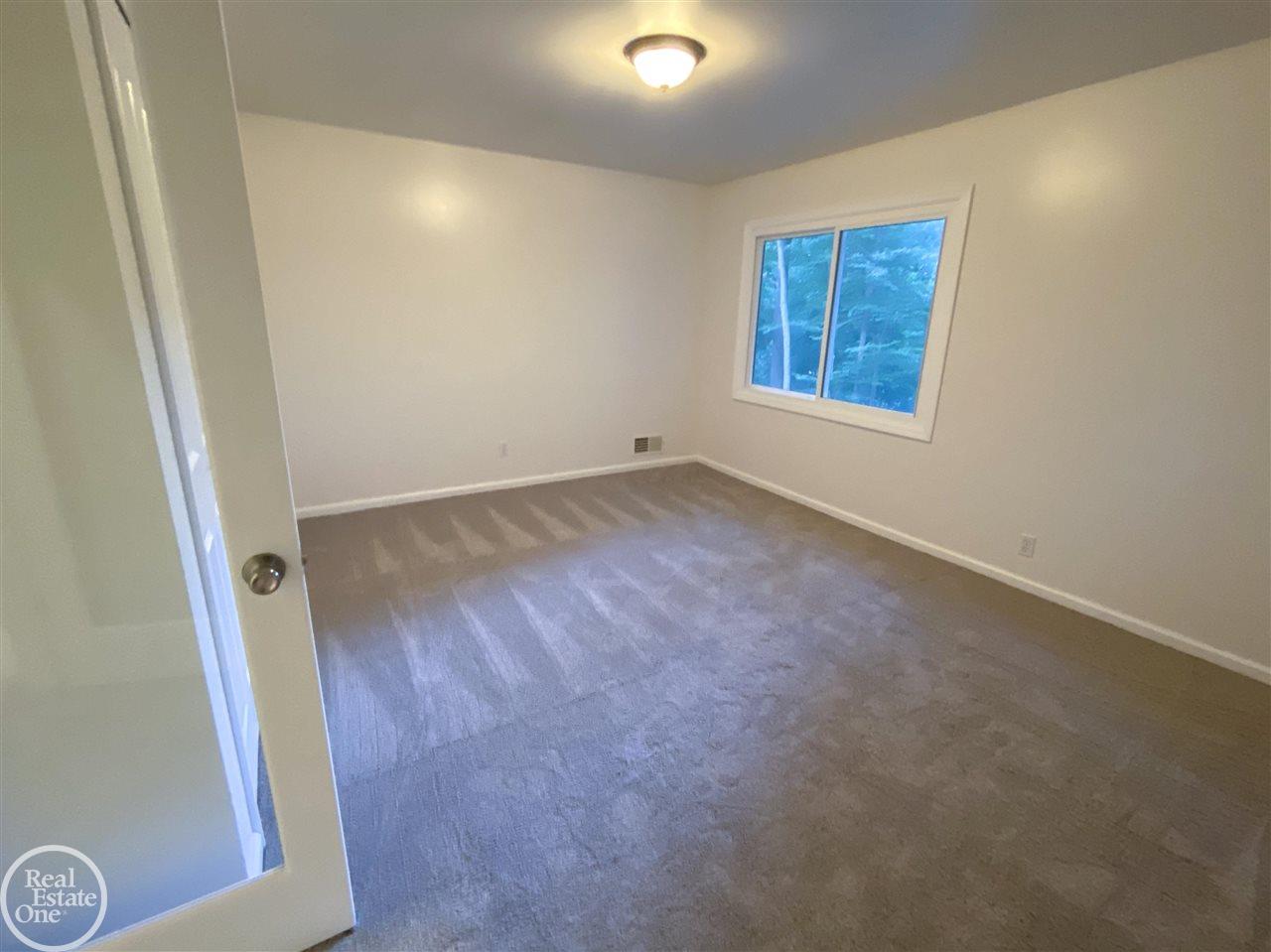 1501 Rochingham Drive Rochester, MI 48309 - Photo 38 of 59 50047101-37.JPG