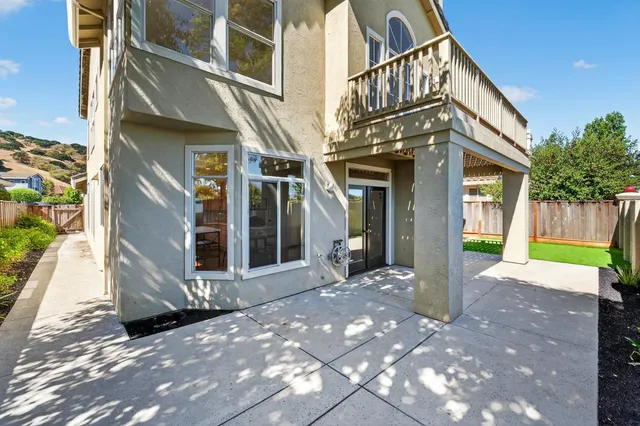 a view of an empty room with a ceiling fan
