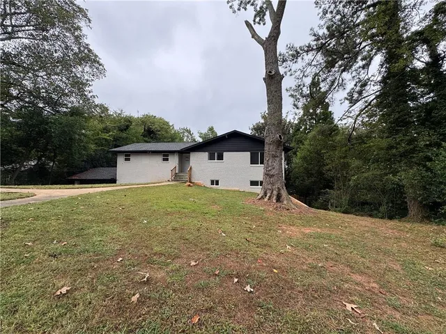 a view of a house with a backyard