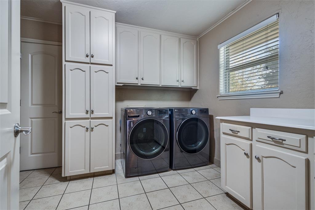 10 Biltmore Court Trophy Club, TX 76262 - Photo 11 of 25 a utility room with dryer and washer