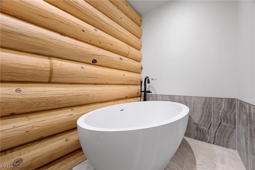 4927 Snow White Road Mount Charleston, NV 89124 - Photo 19 of 65 Bathroom featuring Air- jetted tub