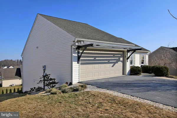 a front view of house with yard