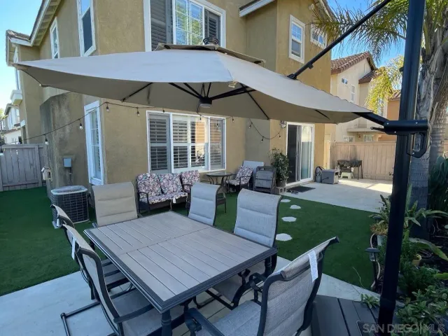 a view of a house with backyard