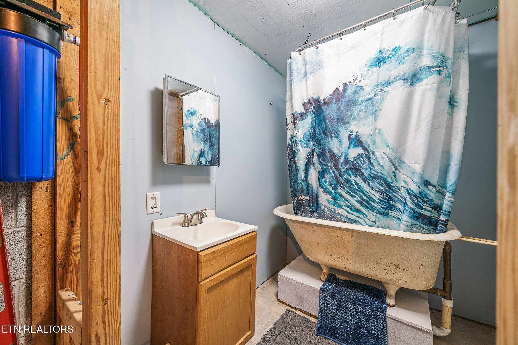 279 Siever Road Crossville, TN 38572 - Photo 22 of 35 a room with furniture and a mirror