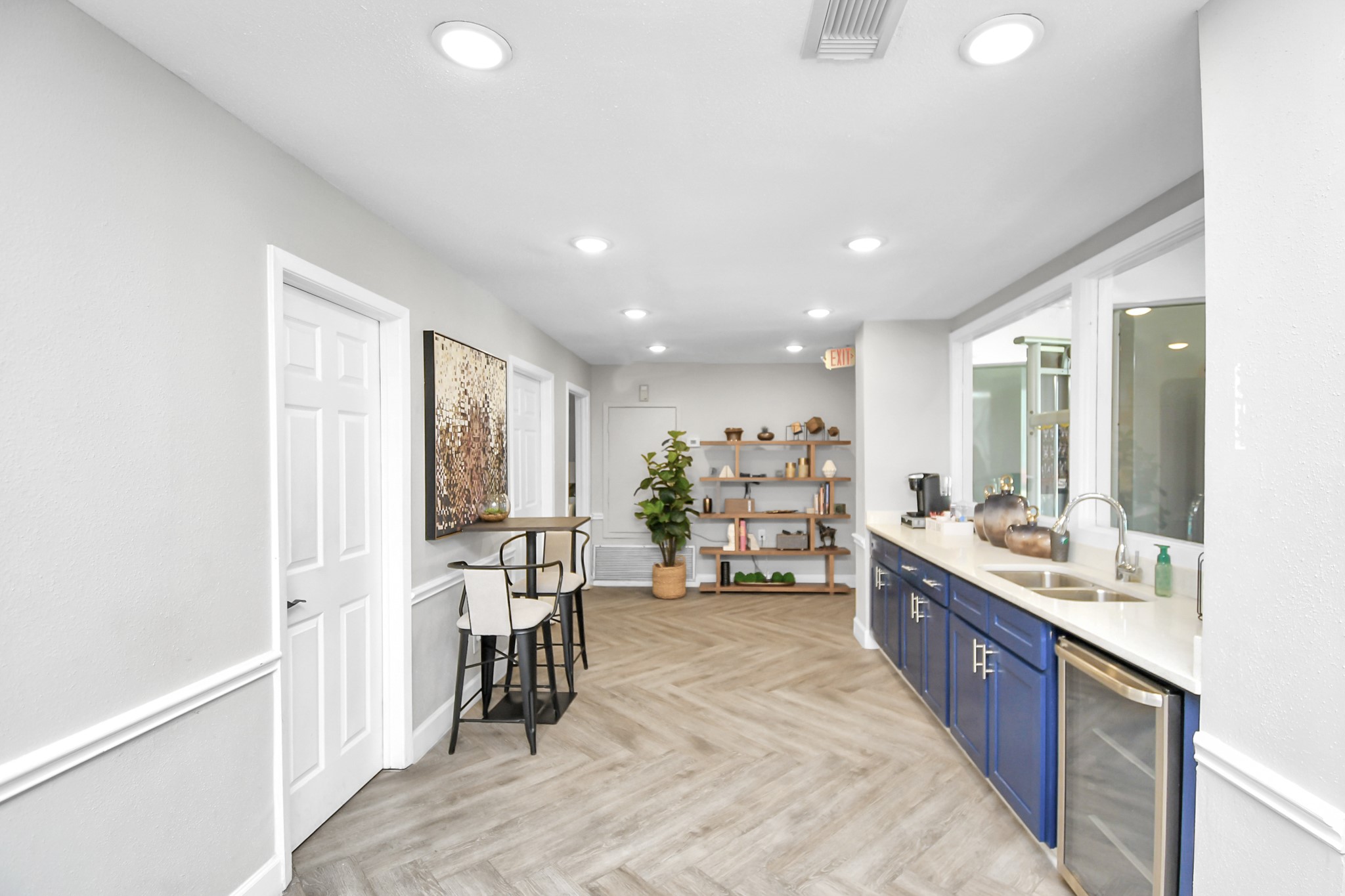 2701 West Bellfort Avenue, Unit 521 Houston, TX 77054 - Photo 33 of 44 a large white kitchen with a large window