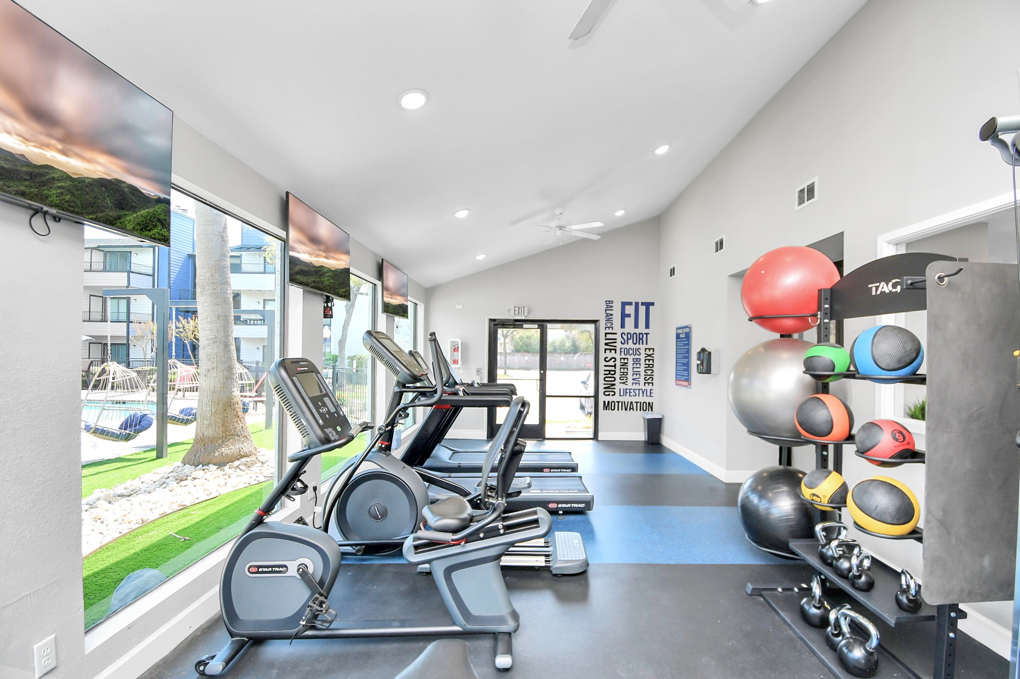 2701 West Bellfort Avenue, Unit 521 Houston, TX 77054 - Photo 34 of 44 a room with gym equipment and a large window