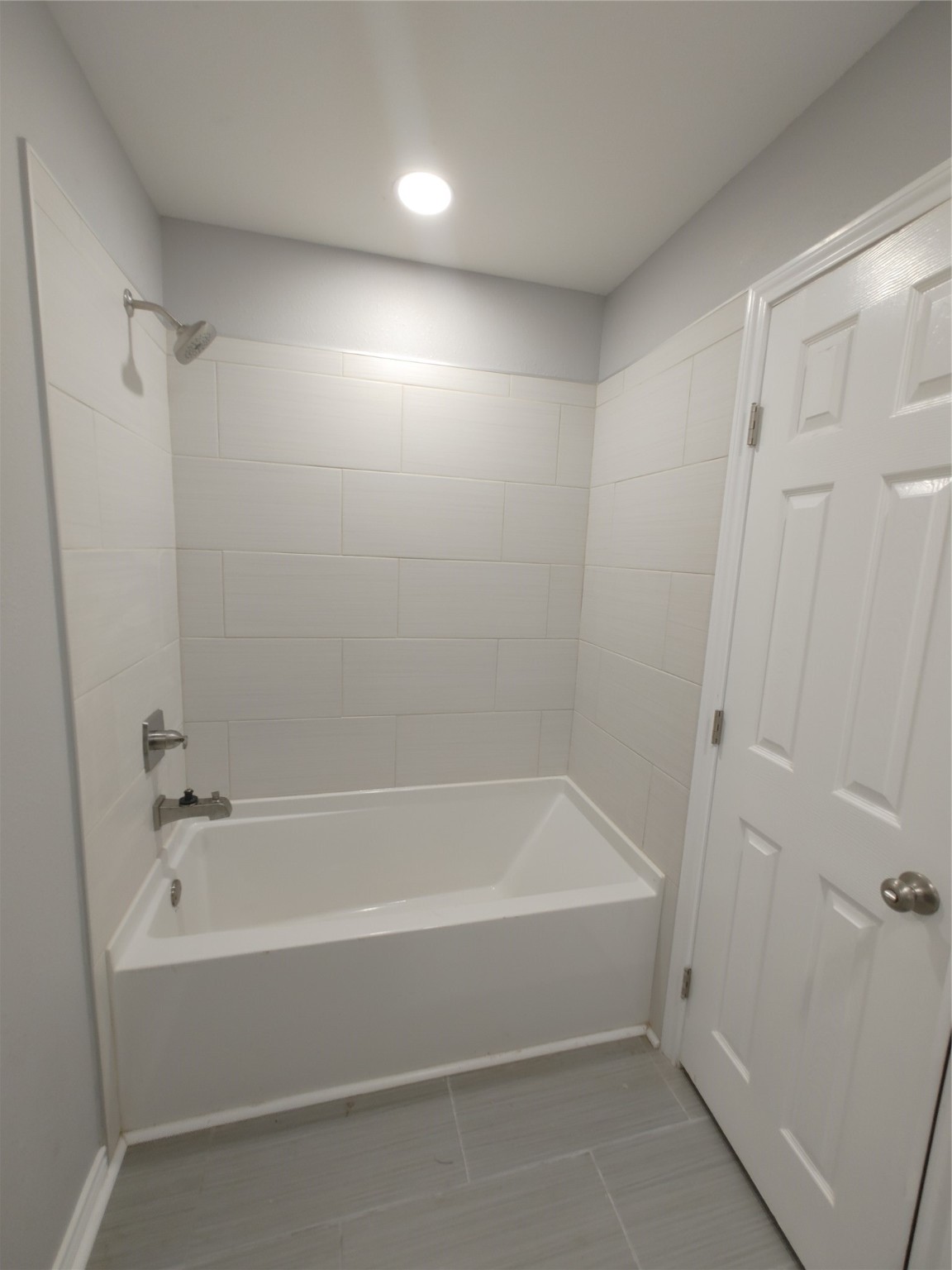 413 3rd Street Van Vleck, TX 77482 - Photo 19 of 27 GUEST BATH FULL TUB