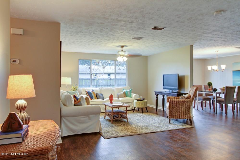 8498 Ruckman Avenue Jacksonville, FL 32221 - Photo 5 of 23 Living Room