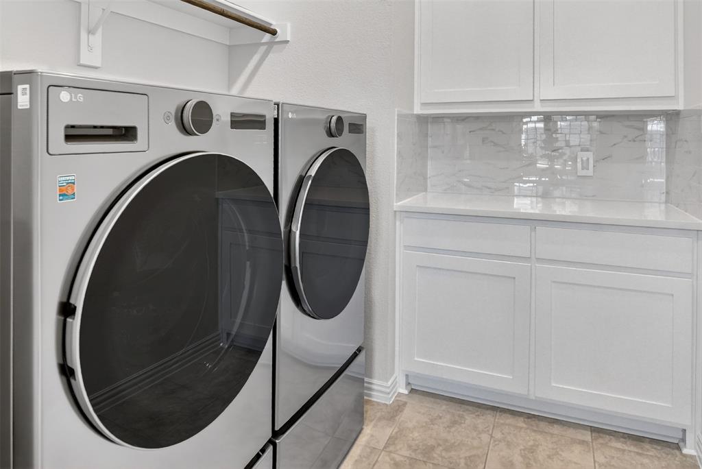 157 Misty Mountain Lane Rhome, TX 76078 - Photo 12 of 40 Laundry area with independent washer and dryer