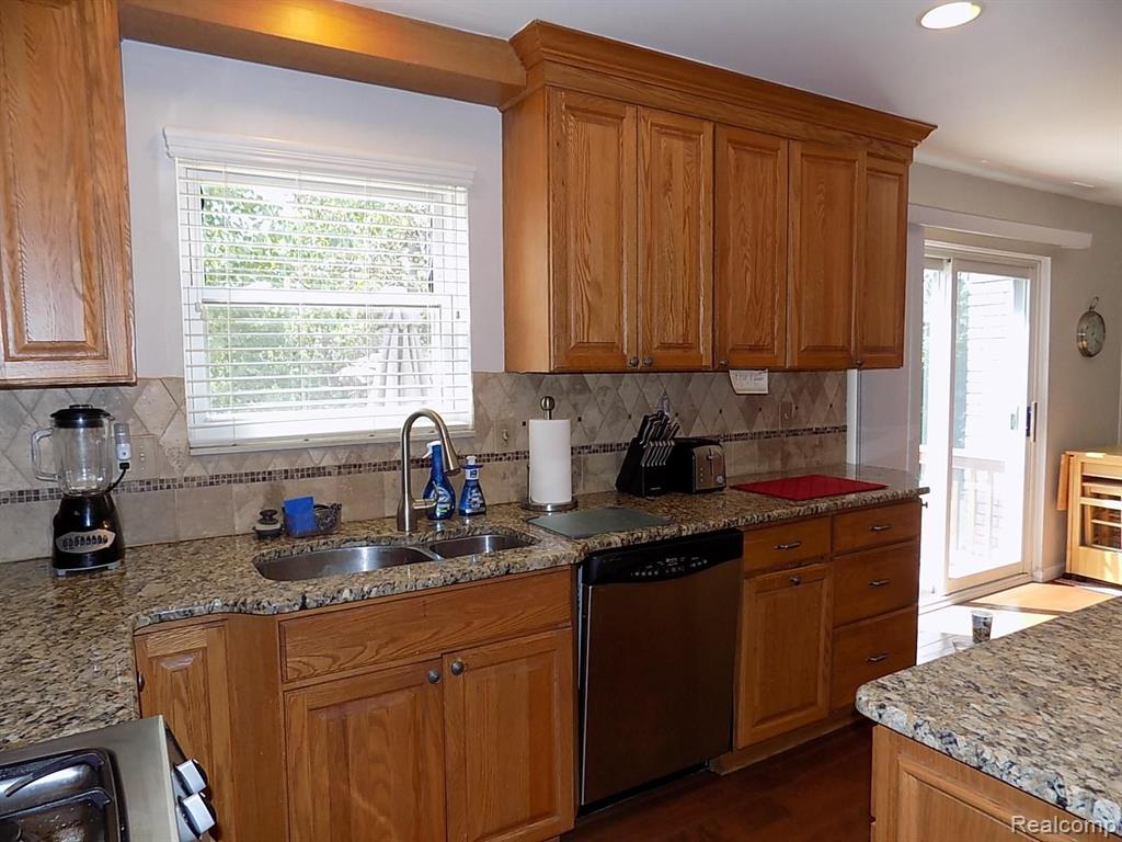 710 Abbey Court Rochester Hills, MI 48307 - Photo 25 of 46