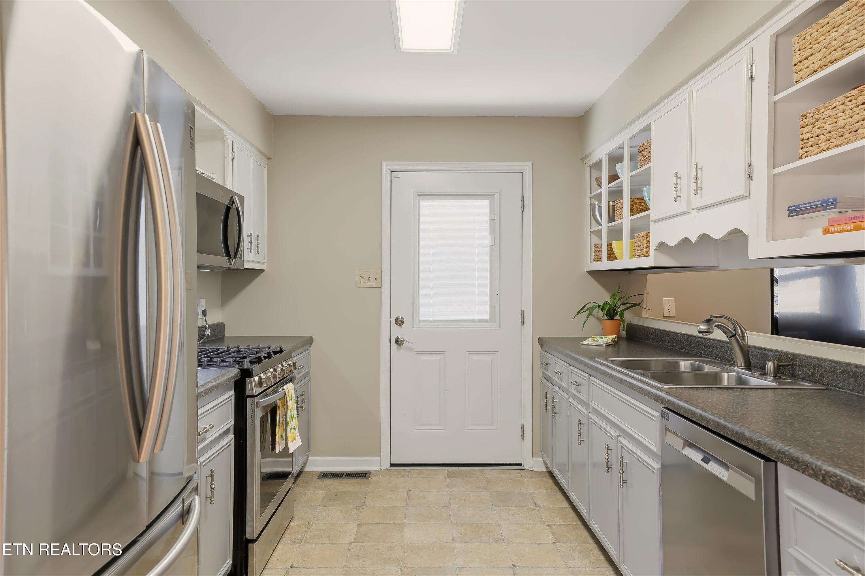 110 Hendrix Drive Oak Ridge, TN 37830 - Photo 11 of 33 Kitchen