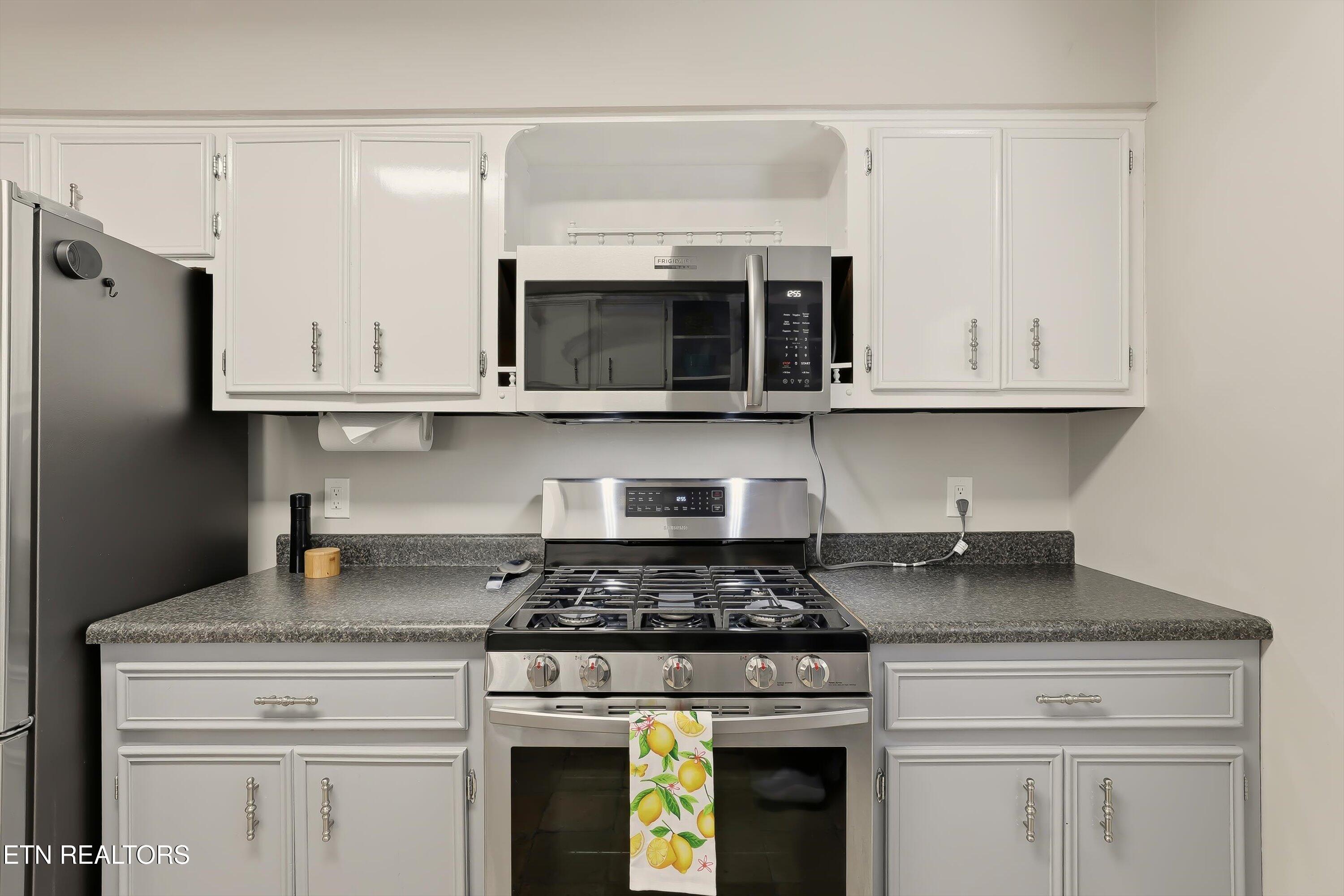 110 Hendrix Drive Oak Ridge, TN 37830 - Photo 13 of 33 Stainless Appliances