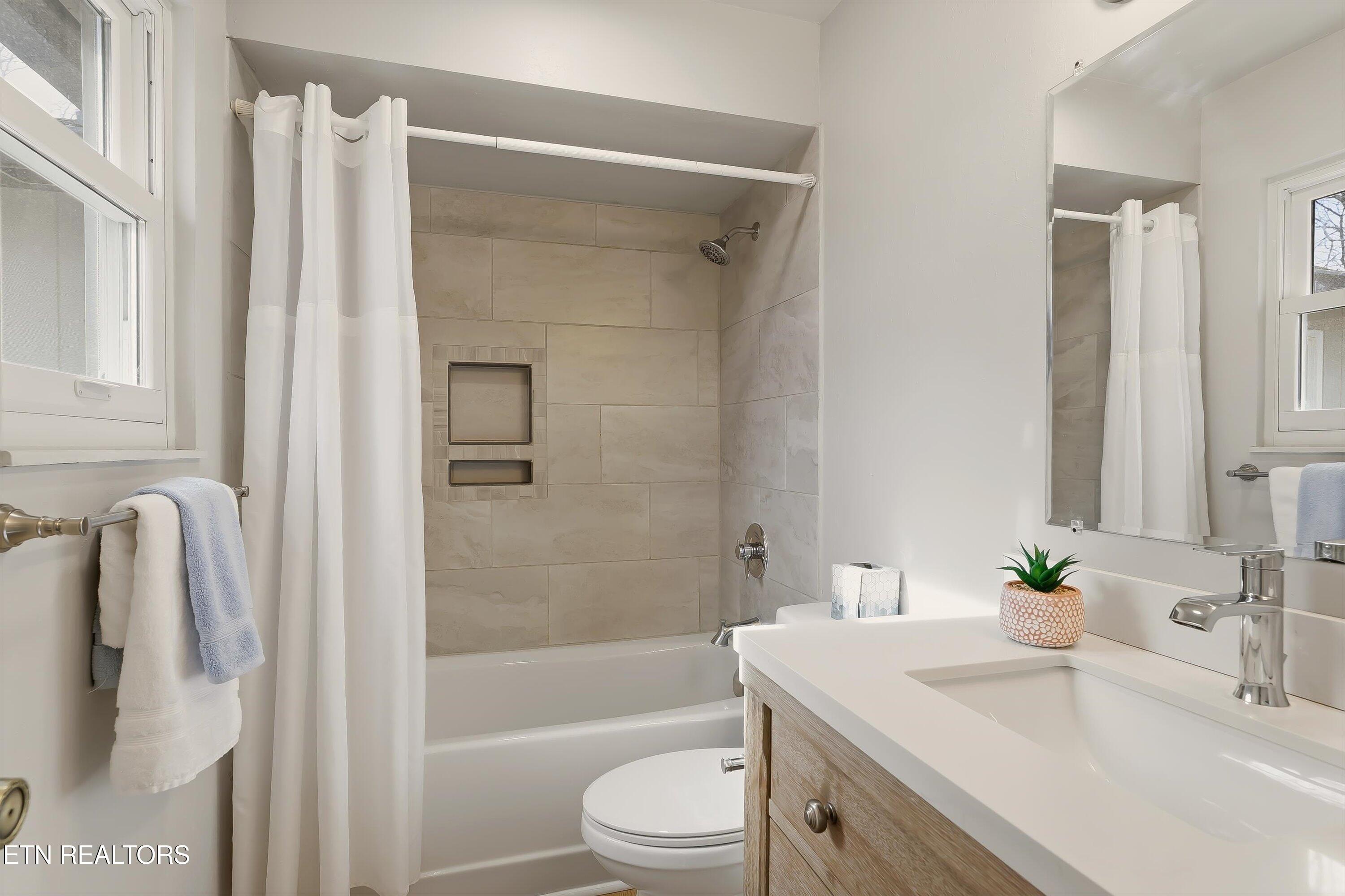 110 Hendrix Drive Oak Ridge, TN 37830 - Photo 17 of 33 Primary Bath