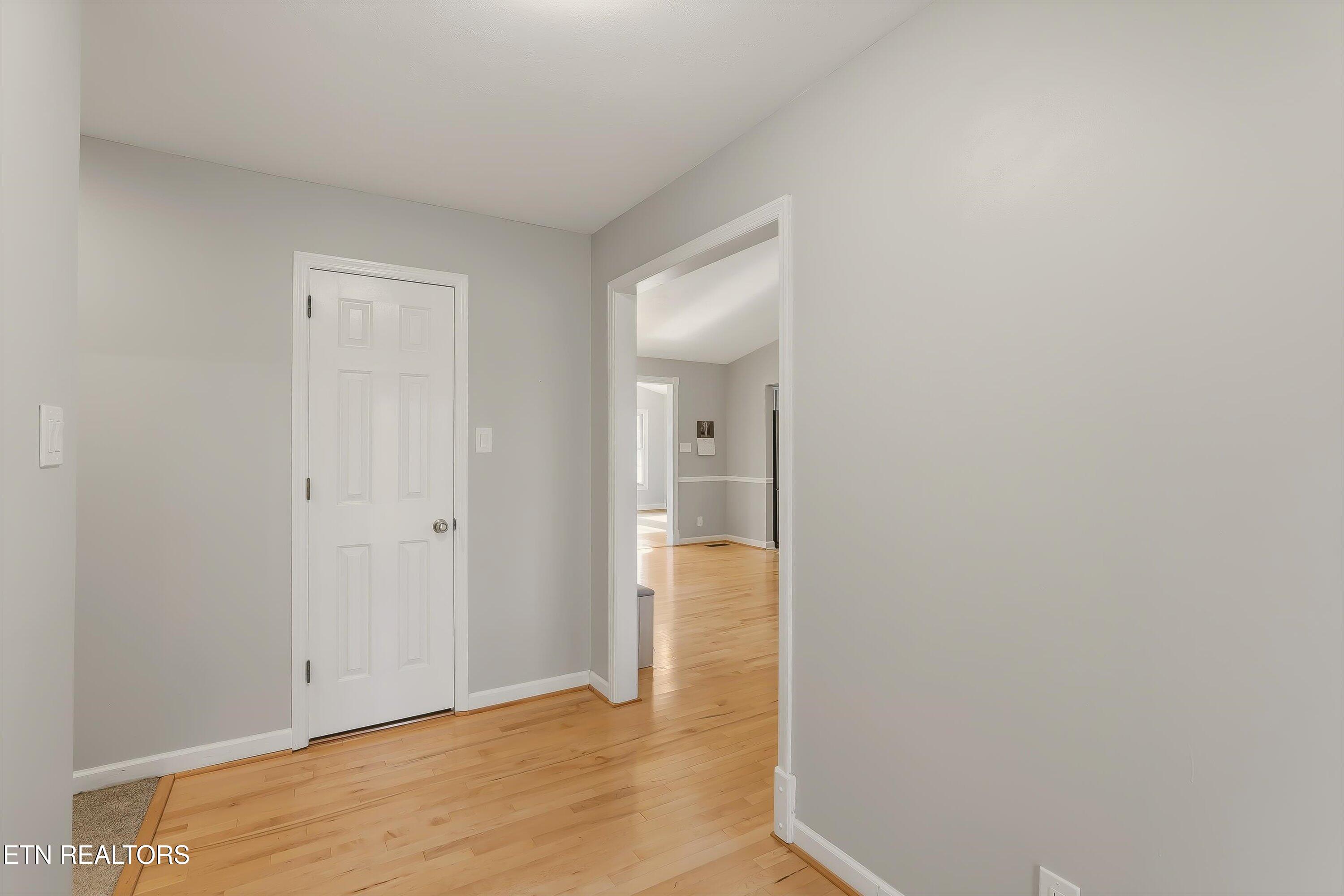 110 Hendrix Drive Oak Ridge, TN 37830 - Photo 4 of 33 Foyer