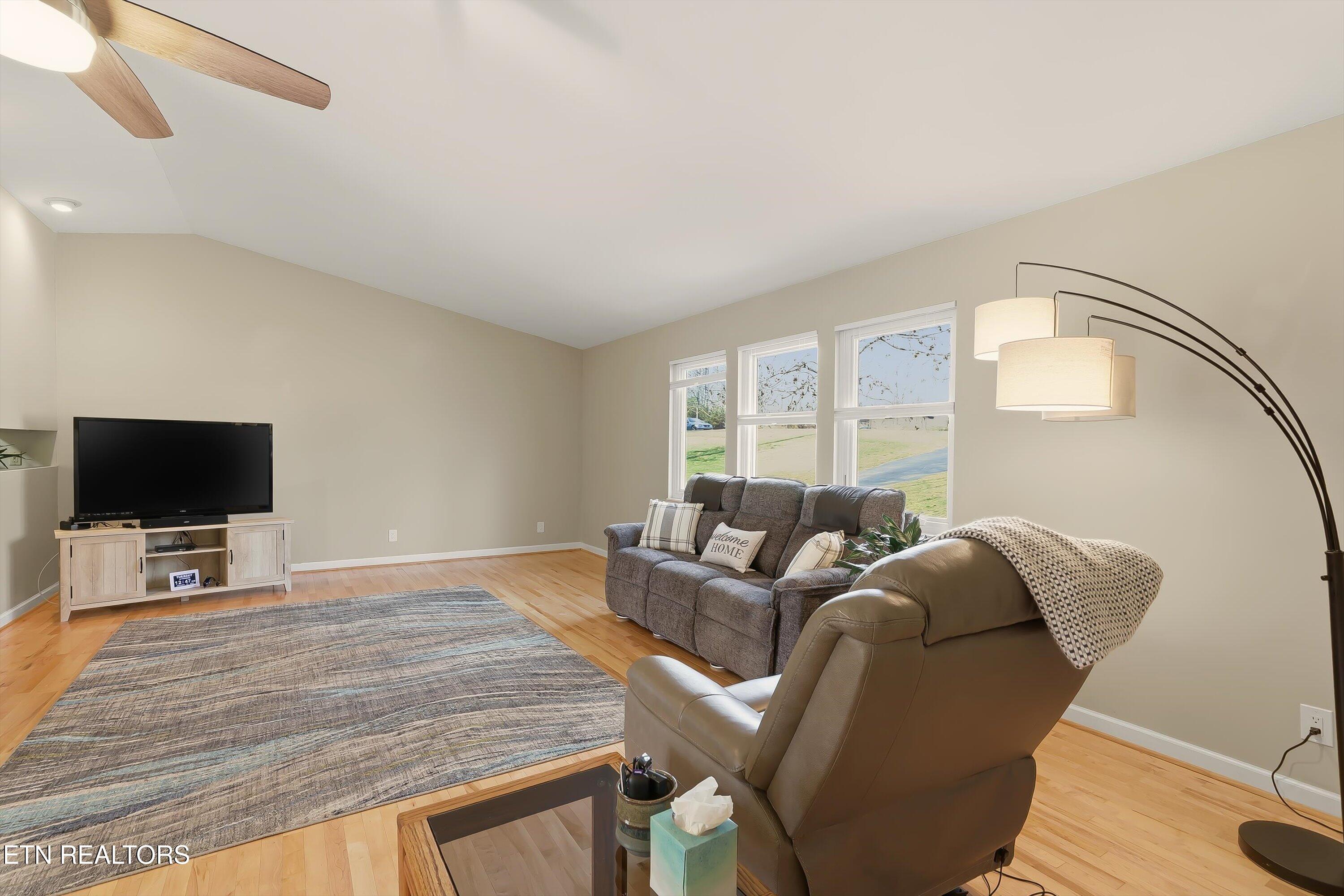 110 Hendrix Drive Oak Ridge, TN 37830 - Photo 5 of 33 Living Room