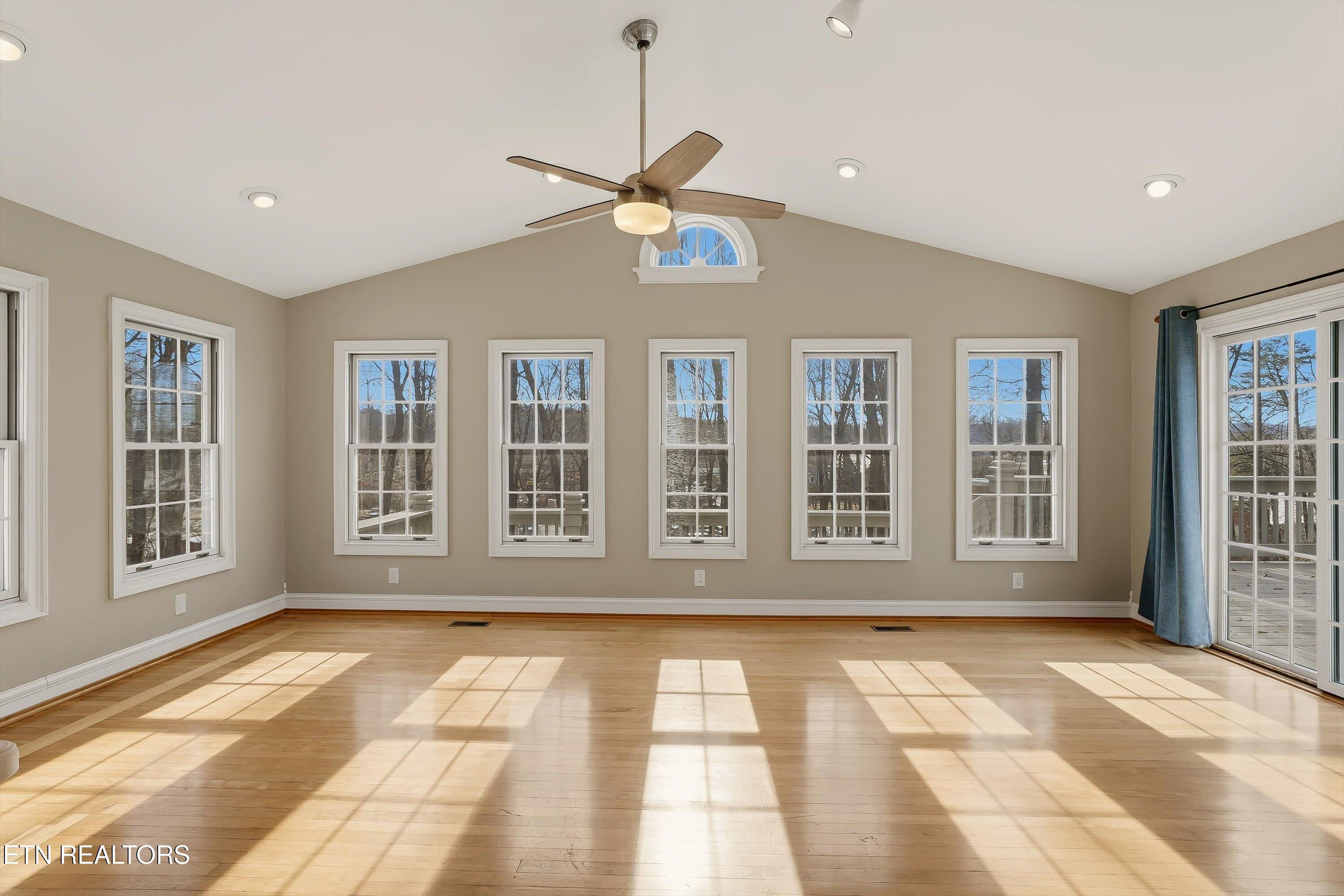 110 Hendrix Drive Oak Ridge, TN 37830 - Photo 8 of 33 Large Family Room