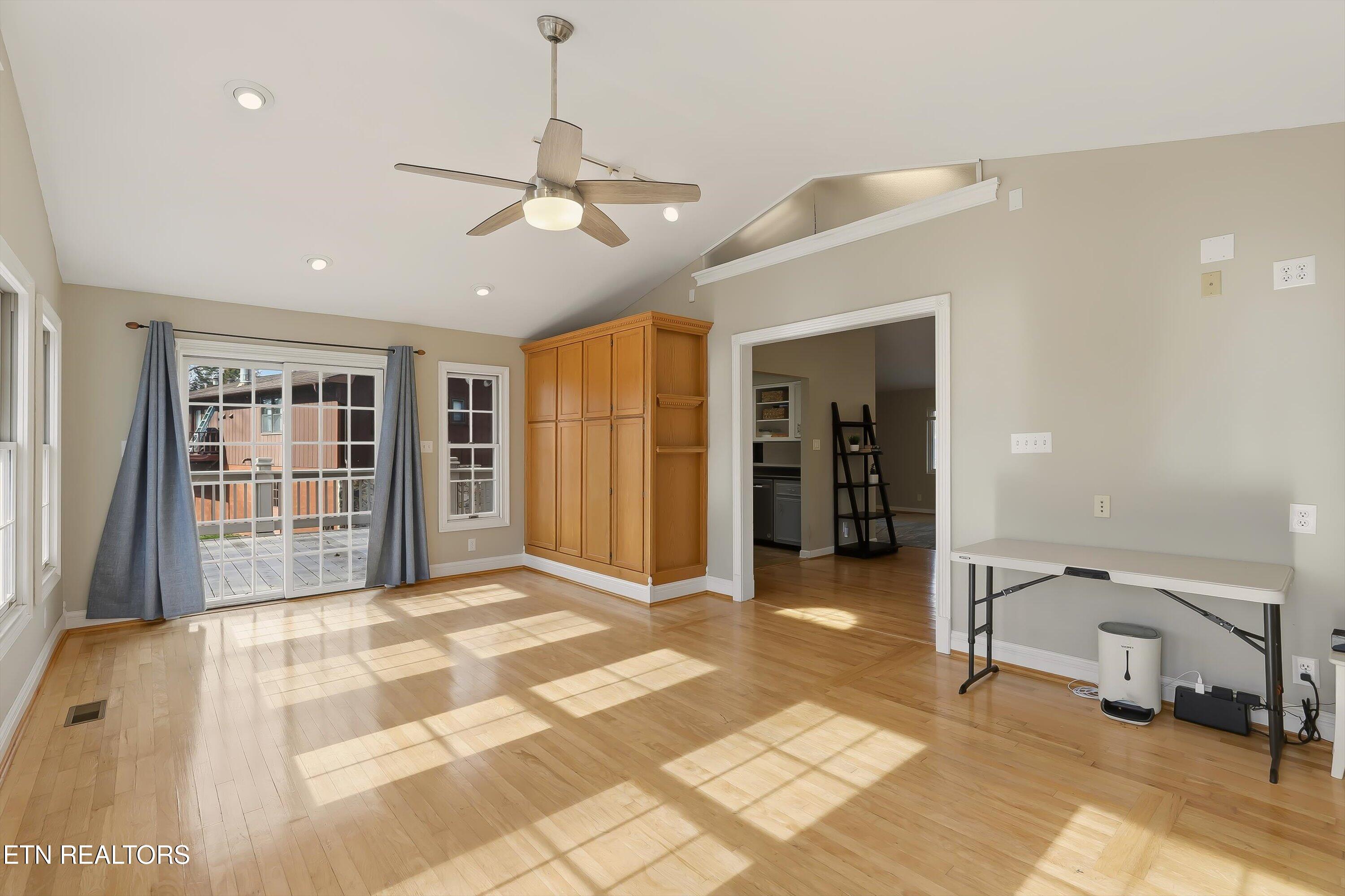 110 Hendrix Drive Oak Ridge, TN 37830 - Photo 10 of 33 Opens to deck