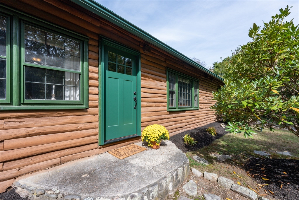 95 Howland Road Freetown, MA 02702 - Photo 3 of 33