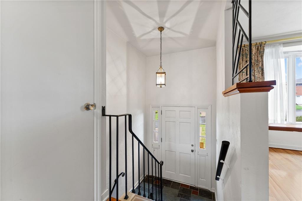 18 Rose Leaf Road Pittsburgh, PA 15220 - Photo 3 of 40 Split entry