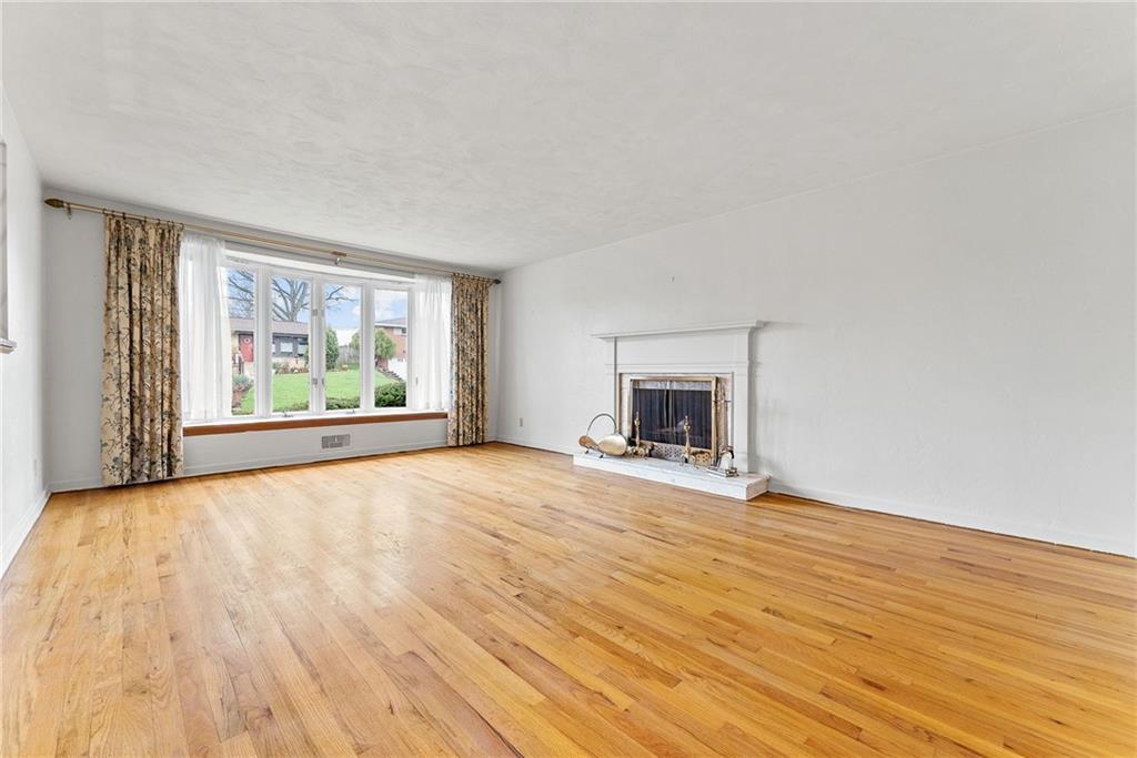 18 Rose Leaf Road Pittsburgh, PA 15220 - Photo 4 of 40 Beautiful light and bright living room