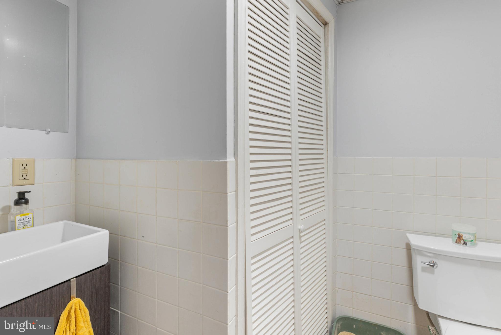 105 South 2nd Street Philadelphia, PA 19106 - Photo 38 of 54 a bathroom with a sink a toilet and a mirror