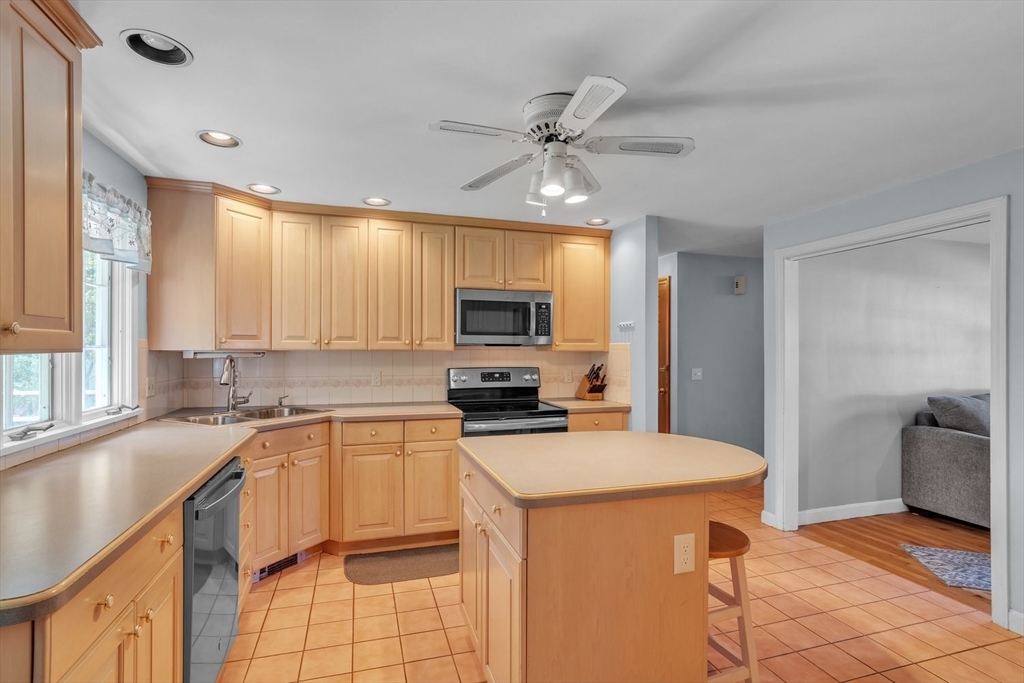 38 Standish Road Attleboro, MA 02703 - Photo 6 of 28 Gallery Image 6