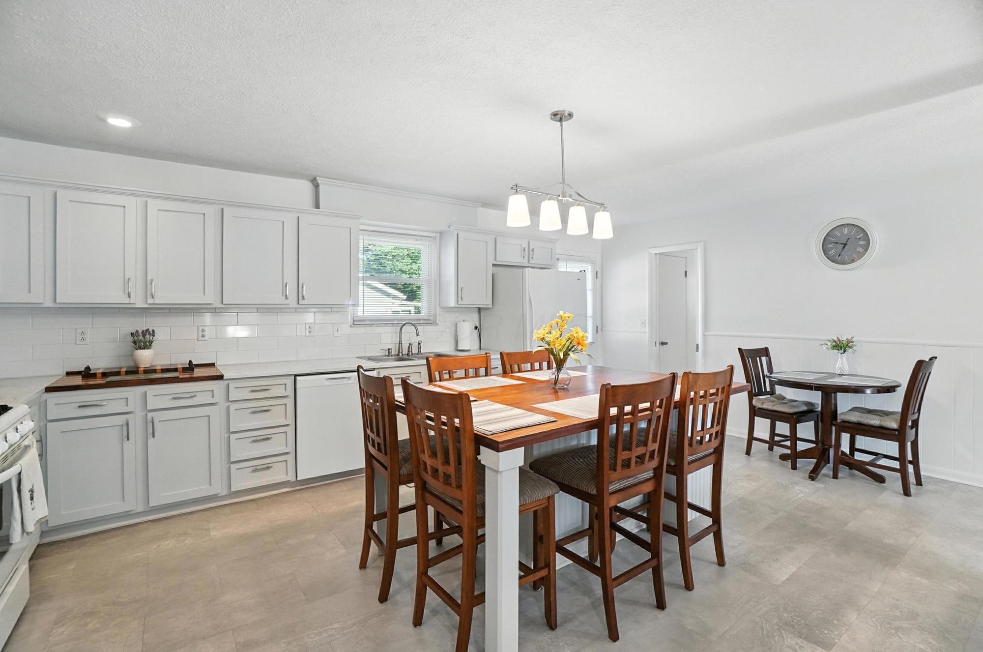 311 North Hamilton Road Columbus, OH 43230 - Photo 8 of 45 010