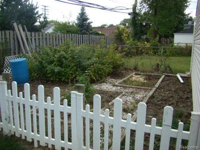 1841 Roslyn Road Grosse Pointe, MI 48236 - Photo 17 of 20 garden area.JPG