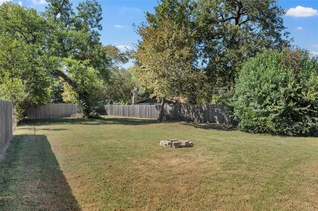 a view of a backyard