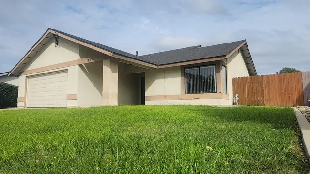 a view of front of house with yard