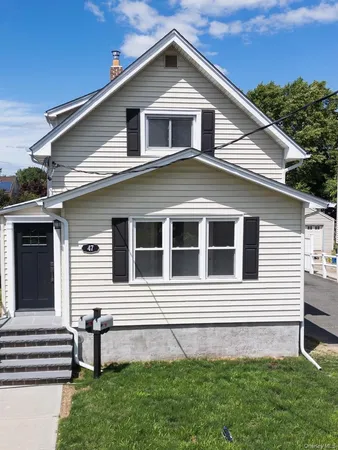 $3,300 | 47 Wood Street, Unit 2, Lynbrook, NY 11563