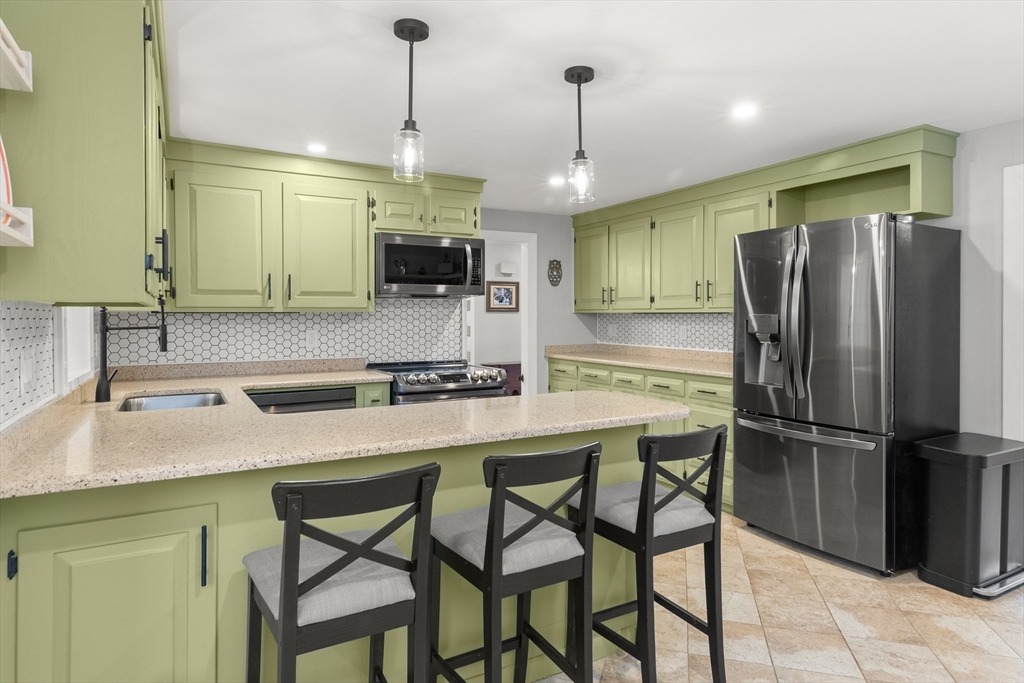 115 Maple Street Wenham, MA 01984 - Photo 4 of 42