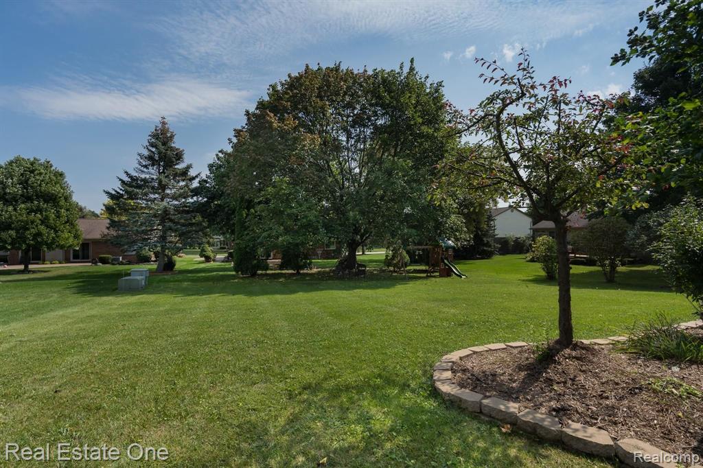 2033 Avonstoke Road Rochester Hills, MI 48307 - Photo 28 of 30