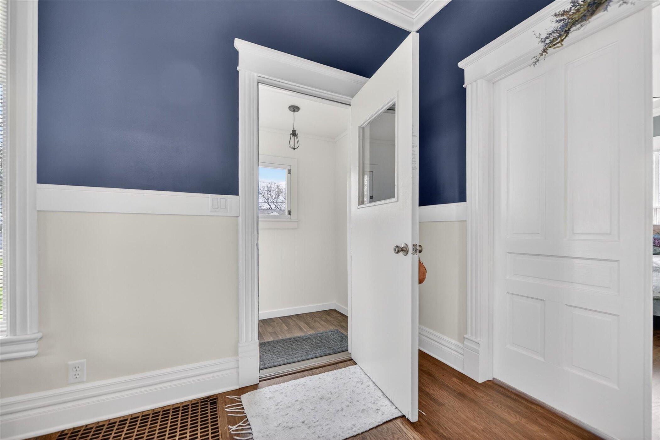 206 Exchange Street Marshall, MI 49068 - Photo 7 of 35 05-206-Exchange-St-WindowStill-Photograp