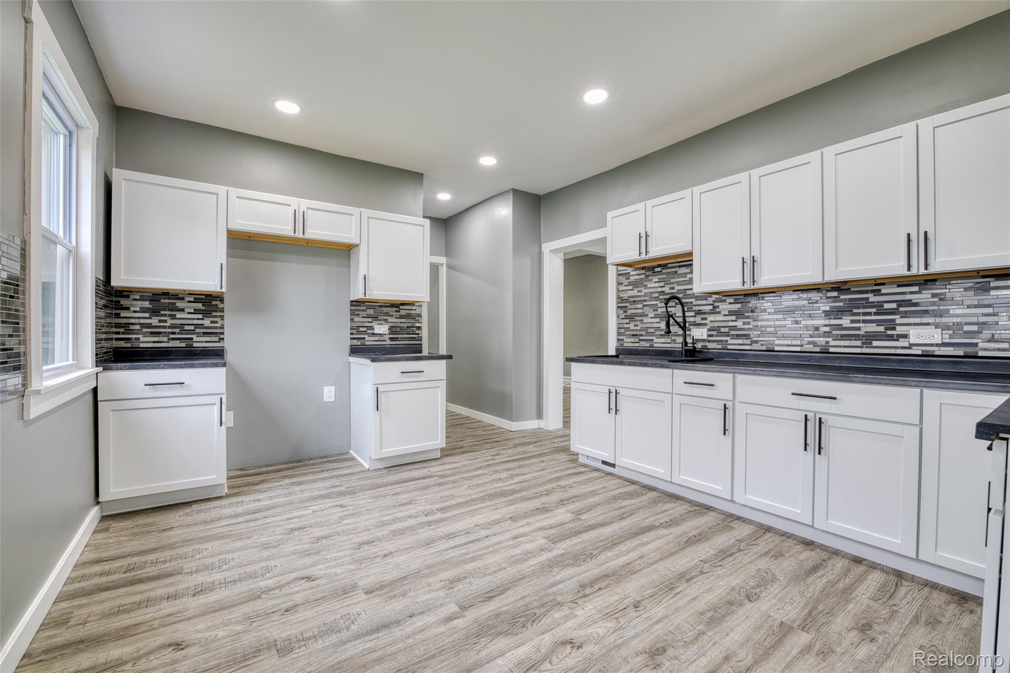 430 Holbrook Detroit, MI 48202 - Photo 13 of 31 image-12.jpg
