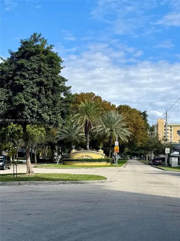 a view of road with yard