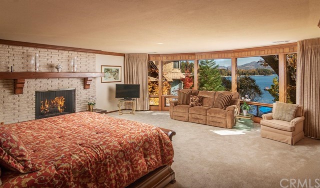 700 Oak Point Lake Arrowhead, CA 92352 - Photo 8 of 20 a spacious bedroom with a bed and a fireplace