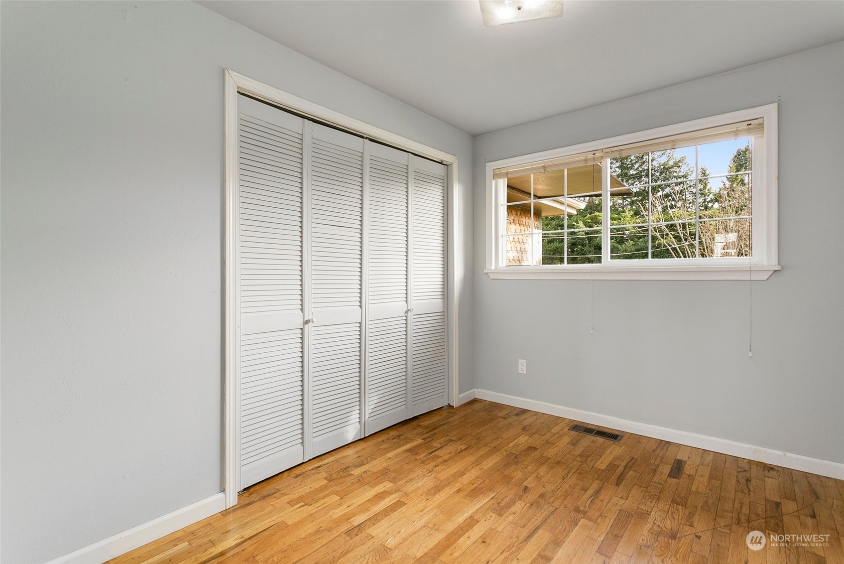 965 Hoquiam Avenue Northeast Renton, WA 98059 - Photo 19 of 37 an empty room with a window