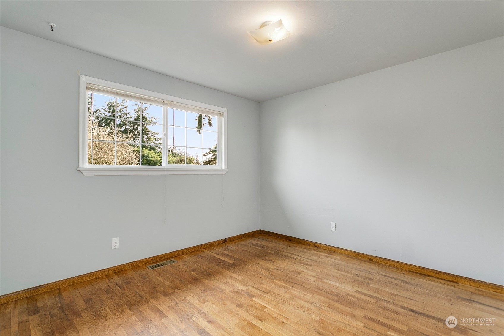 965 Hoquiam Avenue Northeast Renton, WA 98059 - Photo 21 of 37 an empty room with a window