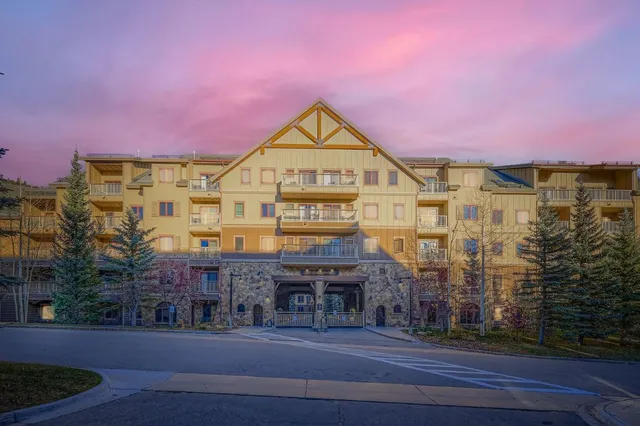 a view of a houses with a yard