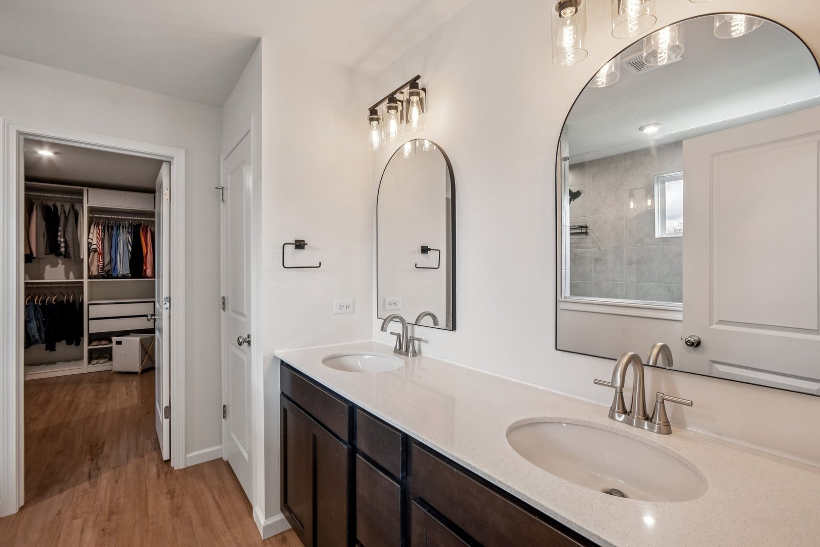 600 Alpine Drive Algonquin, IL 60102 - Photo 23 of 40 a bathroom with 2 sink and a mirror