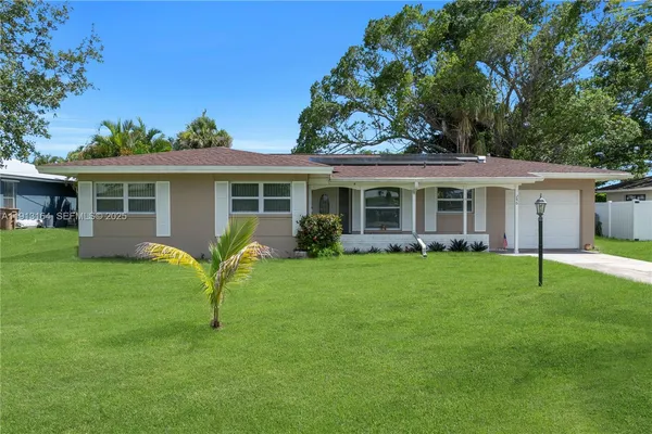 a view of a house with a backyard