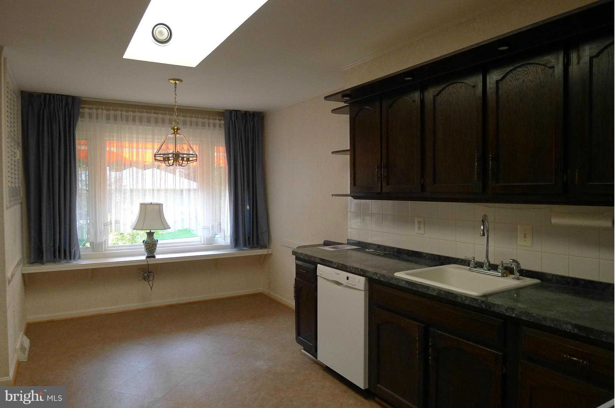 6015 Commack Court Springfield, VA 22152 - Photo 2 of 28 Eat In Kitchen