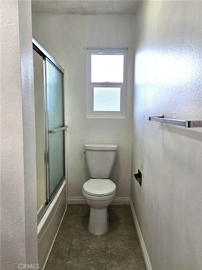 10976 Rincon Street Loma Linda, CA 92354 - Photo 8 of 12 a bathroom with a toilet